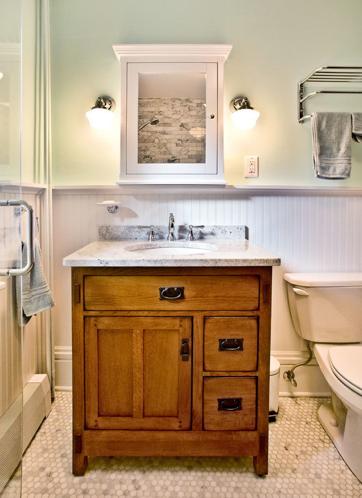 На фото: маленькая ванная комната в стиле неоклассика (современная классика) с фасадами цвета дерева среднего тона, душем в нише, зелеными стенами, полом из керамической плитки, душевой кабиной, душем с распашными дверями, плоскими фасадами, угловой ванной, унитазом-моноблоком, разноцветной плиткой, плиткой мозаикой, врезной раковиной, столешницей из гранита и разноцветным полом для на участке и в саду с