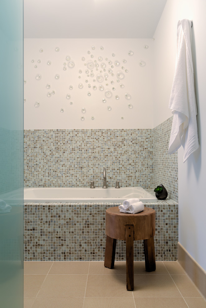На фото: большая главная ванная комната в современном стиле с накладной ванной, стеклянной плиткой и белыми стенами с