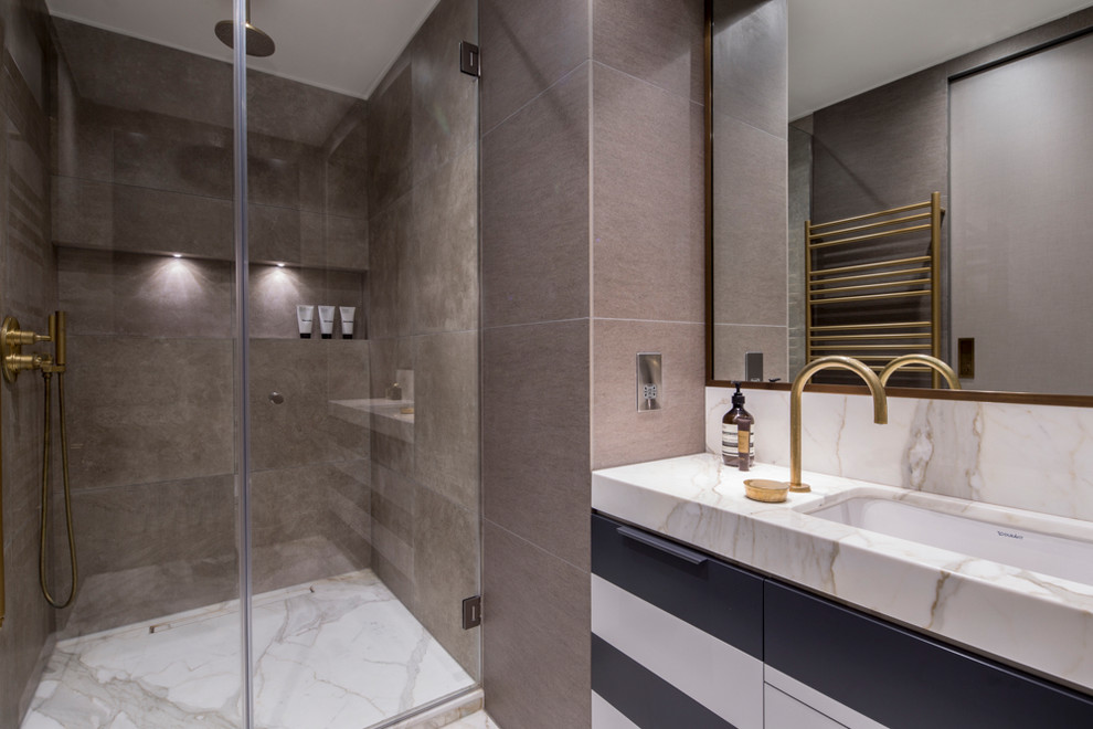 Foto på ett litet funkis vit en-suite badrum, med släta luckor, vita skåp, en öppen dusch, bruna väggar, marmorgolv, ett undermonterad handfat, marmorbänkskiva, vitt golv och porslinskakel