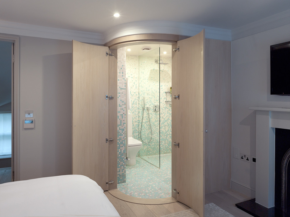 Cette image montre une petite salle de bain principale design en bois clair avec un placard à porte plane, une douche à l'italienne, WC à poser, un carrelage bleu, mosaïque et un lavabo de ferme.