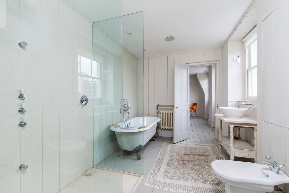 Inspiration för ett vintage badrum, med en bidé, ett badkar med tassar och ett fristående handfat