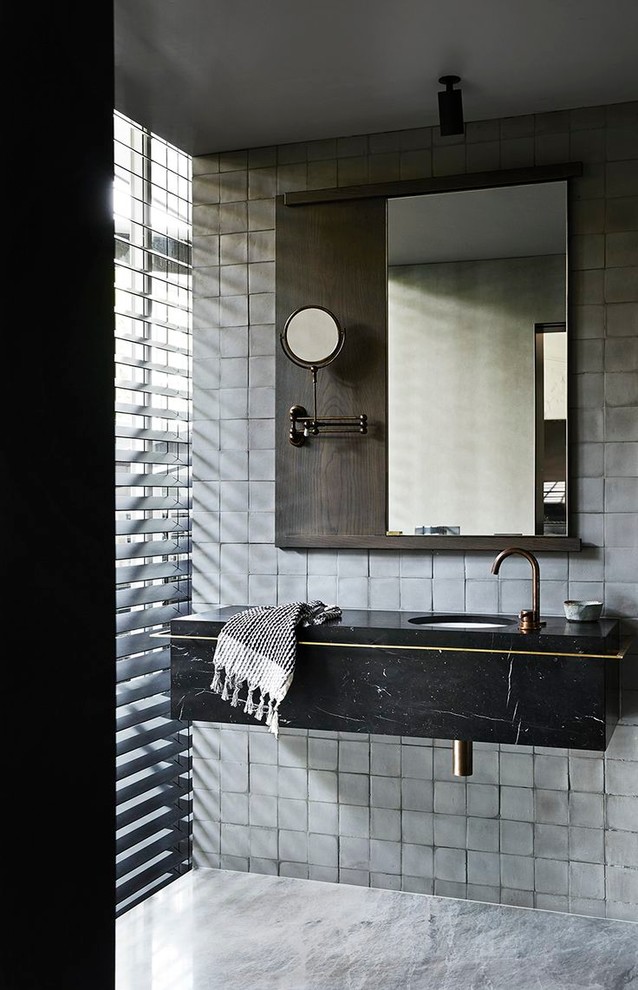 Источник вдохновения для домашнего уюта: ванная комната в современном стиле с подвесной раковиной и серой плиткой