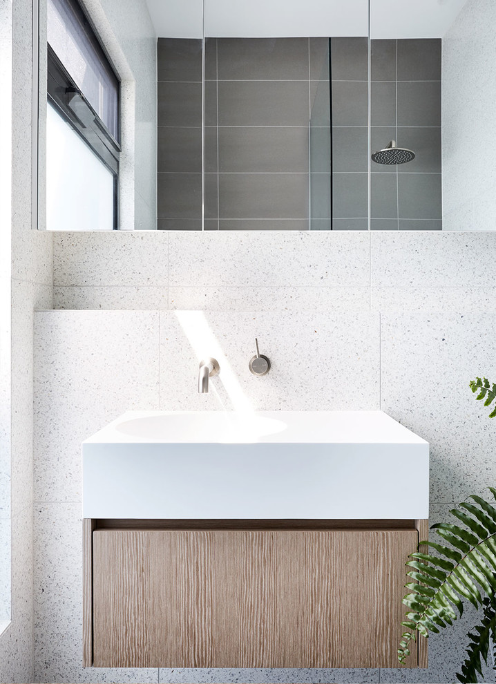 Foto di una stanza da bagno padronale design con doccia aperta, ante lisce, ante in legno chiaro, pareti bianche e lavabo da incasso