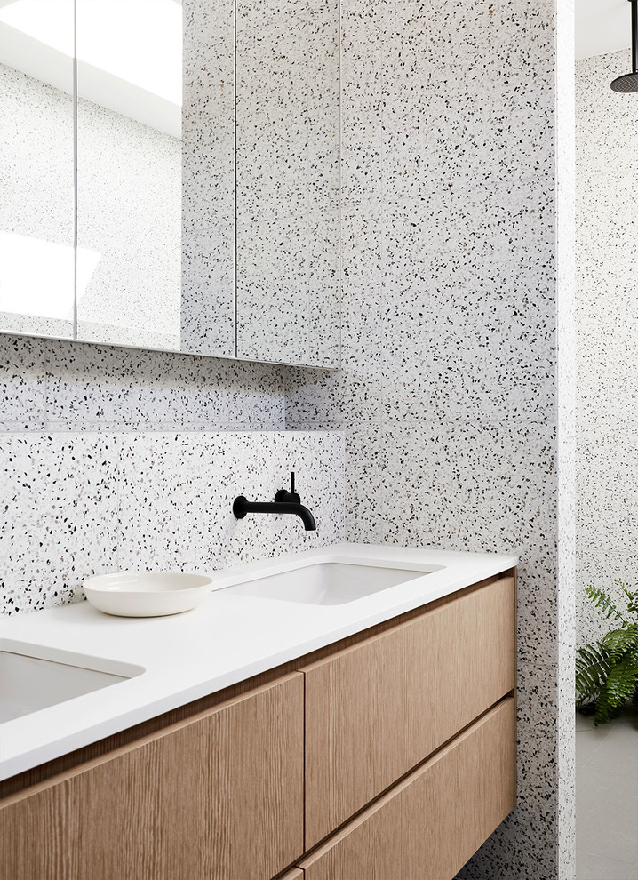 Modernes Badezimmer En Suite mit freistehender Badewanne, Steinfliesen und offener Dusche in Melbourne