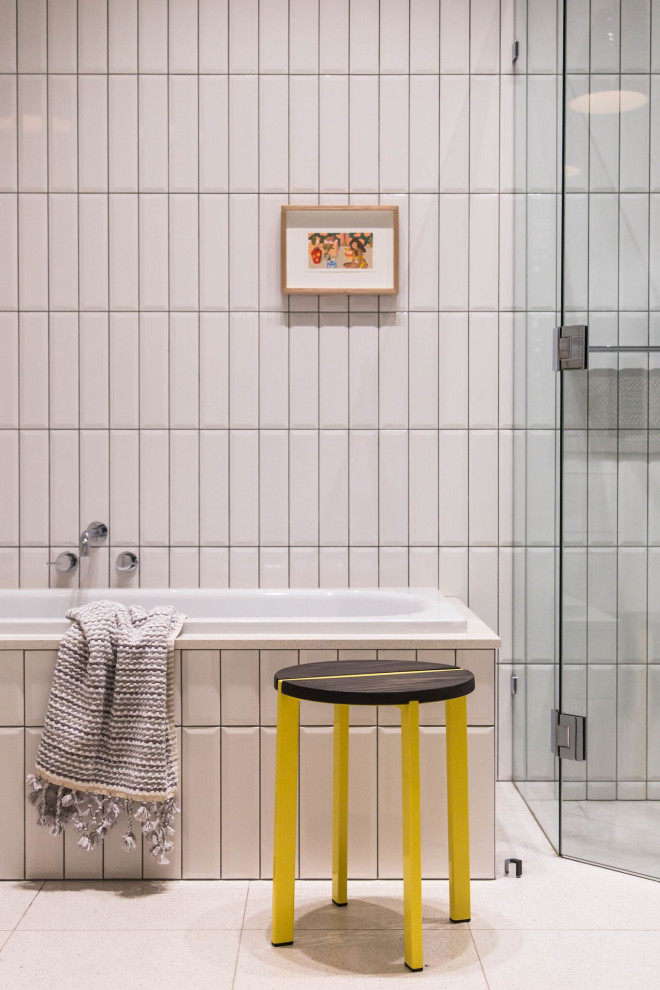 Exempel på ett litet eklektiskt badrum med dusch, med ett platsbyggt badkar, vit kakel, klinkergolv i keramik och vitt golv
