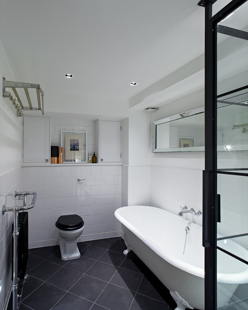 ロンドンにあるおしゃれな浴室 (照明) の写真