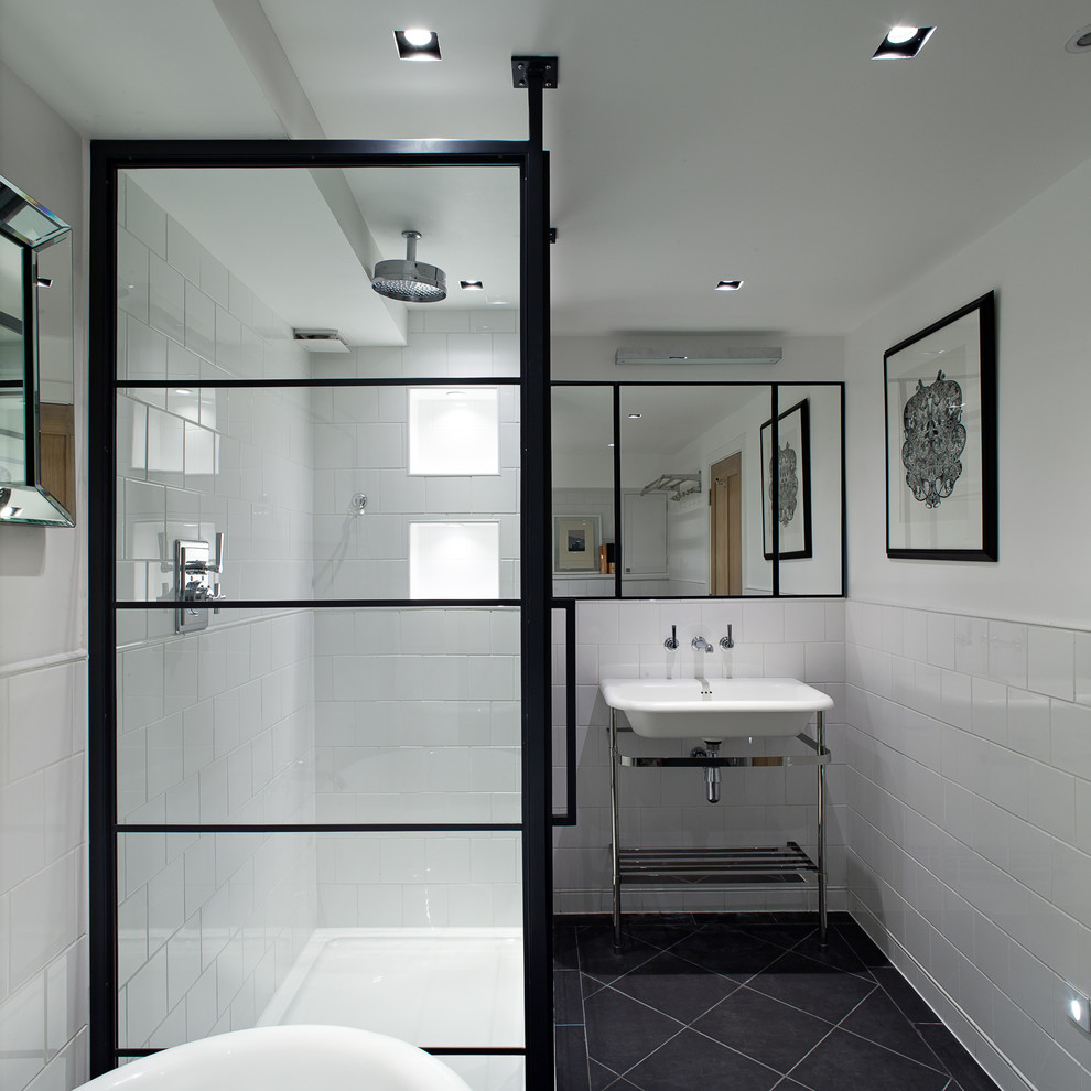 ロンドンにあるコンテンポラリースタイルのおしゃれな浴室 (コンソール型シンク、白いタイル、照明) の写真