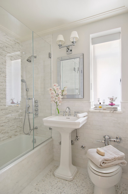 Exempel på ett litet klassiskt vit vitt badrum med dusch, med ett badkar i en alkov, en dusch/badkar-kombination, en bidé, beige kakel, stenkakel, vita väggar, ett piedestal handfat, dusch med skjutdörr, klinkergolv i småsten, bänkskiva i akrylsten och vitt golv