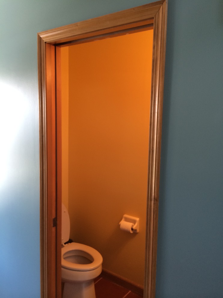 Aménagement d'une petite salle de bain contemporaine avec un mur jaune.
