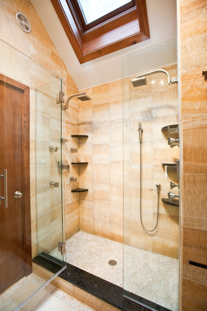 Bild på ett stort orientaliskt en-suite badrum, med ett fristående handfat, släta luckor, skåp i mörkt trä, granitbänkskiva, ett platsbyggt badkar, en dubbeldusch, en toalettstol med separat cisternkåpa, gul kakel, stenkakel, gula väggar och mosaikgolv