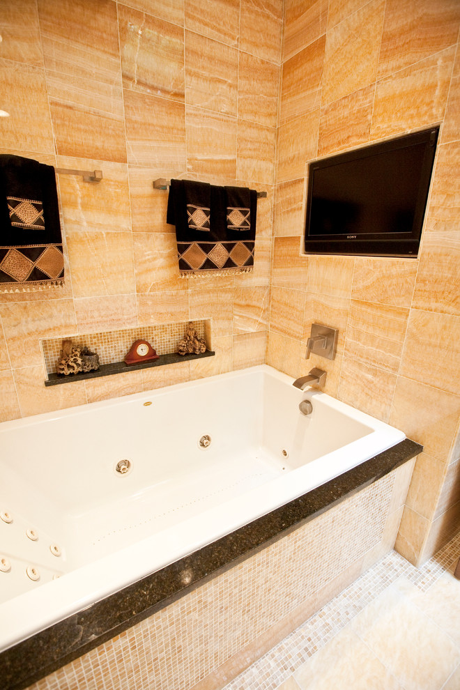 Inredning av ett asiatiskt stort en-suite badrum, med ett fristående handfat, släta luckor, skåp i mörkt trä, granitbänkskiva, ett platsbyggt badkar, en dubbeldusch, en toalettstol med separat cisternkåpa, gul kakel, stenkakel, gula väggar och mosaikgolv