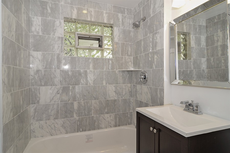 シカゴにあるトラディショナルスタイルのおしゃれな浴室 (オープン型シャワー、白いタイル、白い壁) の写真