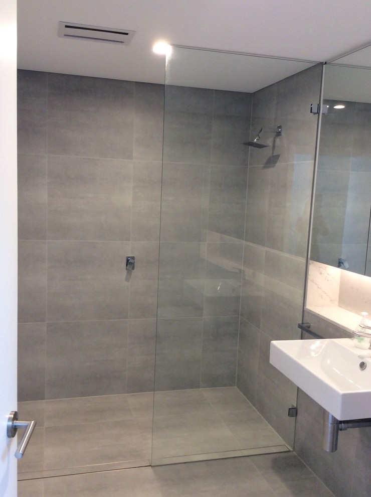 Esempio di una stanza da bagno contemporanea con vasca/doccia