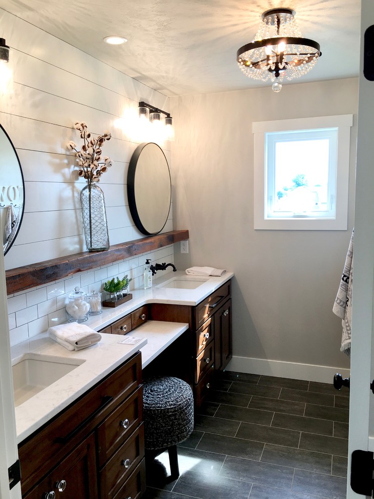 Inredning av ett lantligt mellanstort en-suite badrum, med skåp i mörkt trä, en dusch i en alkov, en toalettstol med hel cisternkåpa, grå väggar, klinkergolv i keramik, ett nedsänkt handfat, marmorbänkskiva, svart golv, dusch med gångjärnsdörr och skåp i shakerstil