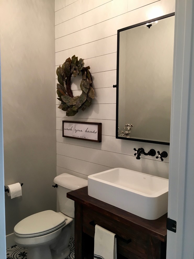 Idéer för små lantliga brunt badrum med dusch, med öppna hyllor, skåp i mörkt trä, en toalettstol med hel cisternkåpa, grå väggar, mosaikgolv, ett avlångt handfat, träbänkskiva och svart golv