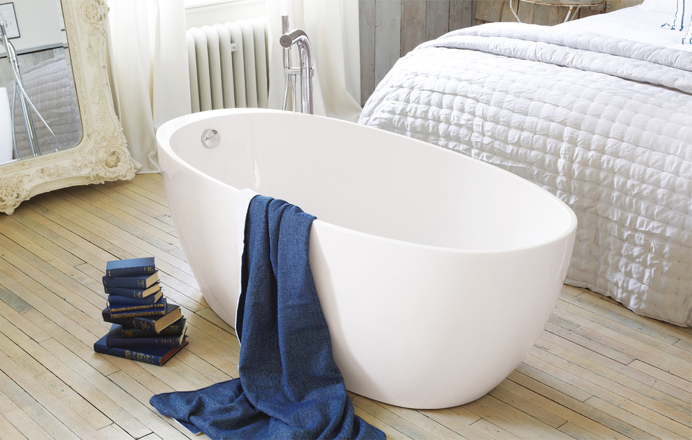 Immagine di una stanza da bagno padronale design di medie dimensioni con vasca freestanding, pareti beige, pavimento beige e parquet chiaro