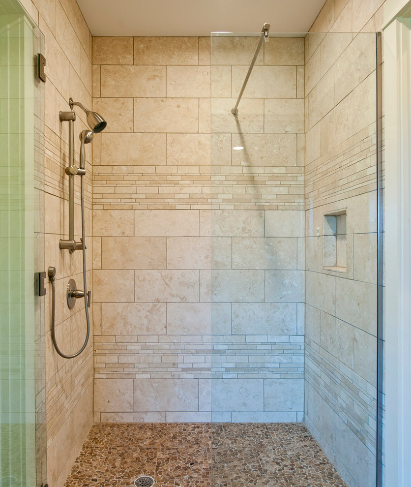 Idéer för ett mellanstort modernt badrum, med ett fristående handfat, luckor med infälld panel, beige skåp, bänkskiva i kvarts, en öppen dusch, beige kakel, stenkakel, beige väggar och betonggolv