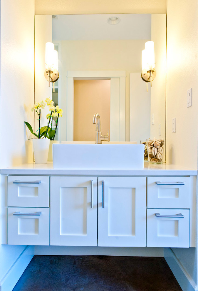 Стильный дизайн: ванная комната среднего размера в современном стиле с настольной раковиной, фасадами с утопленной филенкой, белыми фасадами, столешницей из искусственного кварца, бежевыми стенами и бетонным полом - последний тренд