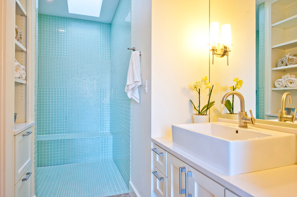 Стильный дизайн: ванная комната среднего размера в современном стиле с настольной раковиной, фасадами с утопленной филенкой, белыми фасадами, столешницей из искусственного кварца, открытым душем, синей плиткой, керамической плиткой, белыми стенами и бетонным полом - последний тренд