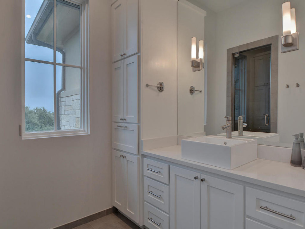 Bild på ett stort funkis vit vitt badrum med dusch, med skåp i shakerstil, vita skåp, en hörndusch, en toalettstol med hel cisternkåpa, klinkergolv i porslin, ett undermonterad handfat, bänkskiva i kvarts, grått golv och dusch med gångjärnsdörr