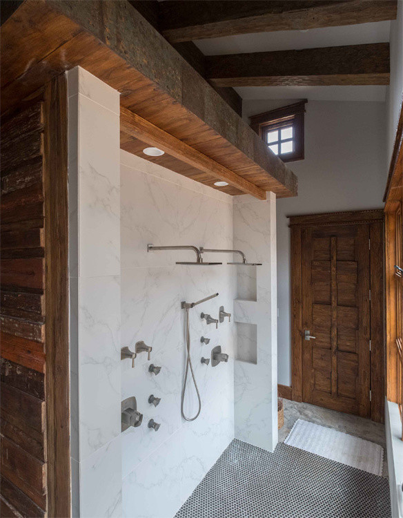 Exemple d'une grande salle de bain principale montagne en bois foncé avec un placard à porte plane, un bain japonais, un carrelage de pierre, un sol en carrelage de céramique et un plan de toilette en surface solide.
