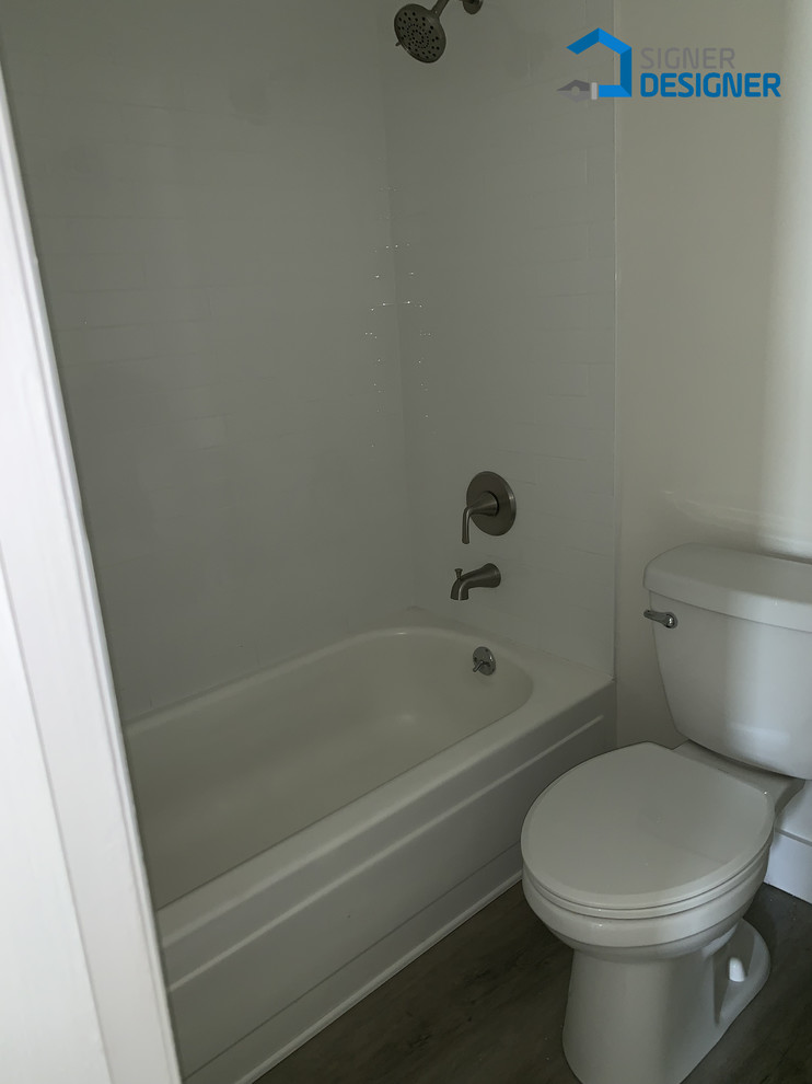 Inspiration för små moderna grått en-suite badrum, med skåp i shakerstil, vita skåp, en dusch/badkar-kombination, en toalettstol med hel cisternkåpa, vinylgolv, ett integrerad handfat, granitbänkskiva, brunt golv och dusch med duschdraperi