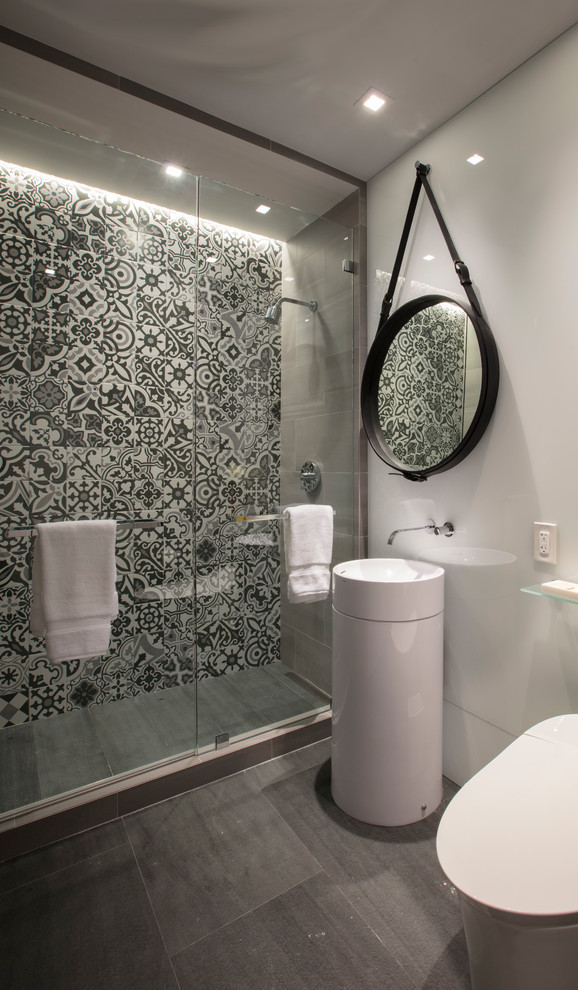 Modernes Badezimmer mit Toilette mit Aufsatzspülkasten, Porzellanfliesen, Porzellan-Bodenfliesen, Sockelwaschbecken, grauem Boden und Falttür-Duschabtrennung in Washington, D.C.