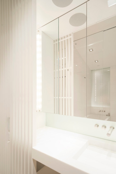 Bild på ett mellanstort funkis badrum, med luckor med profilerade fronter