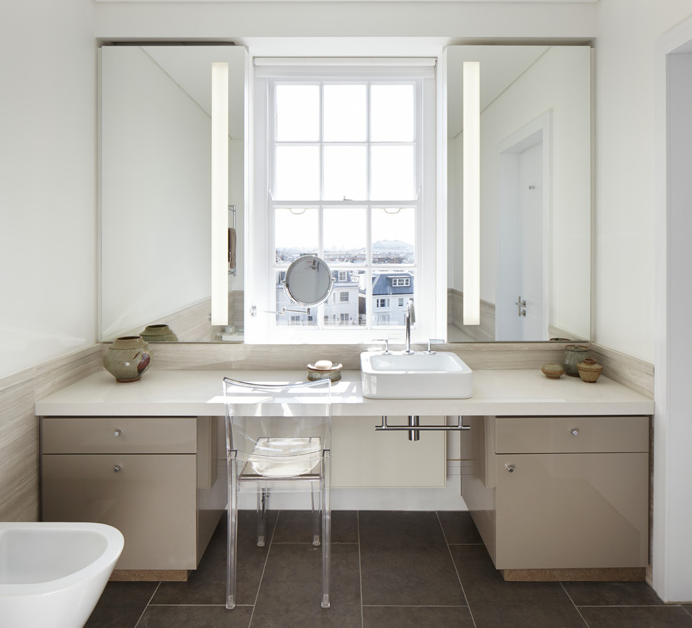 Modernes Badezimmer mit Aufsatzwaschbecken, flächenbündigen Schrankfronten, grauen Schränken und weißer Wandfarbe in London
