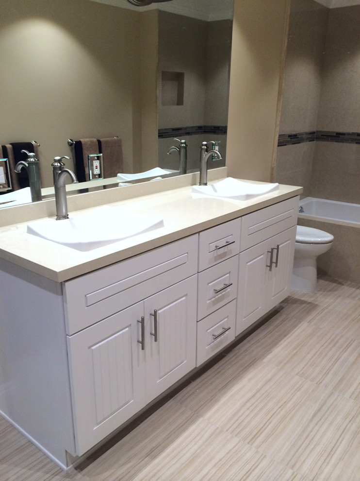 Exemple d'une salle de bain principale moderne de taille moyenne avec un lavabo posé, un placard à porte plane, un plan de toilette en marbre, une douche ouverte, un carrelage multicolore, un mur beige et un sol en marbre.