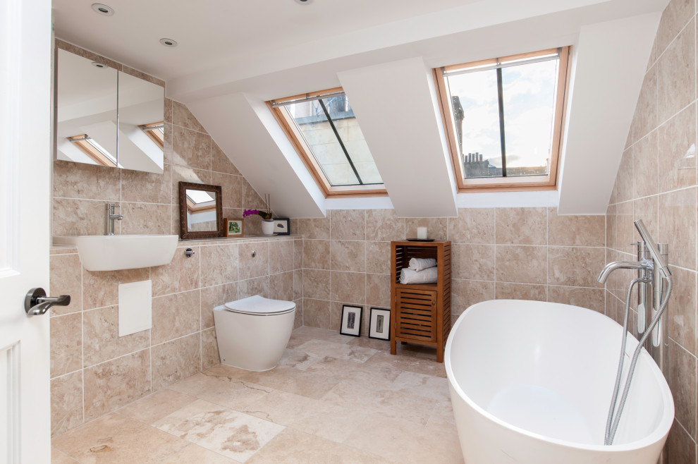 Источник вдохновения для домашнего уюта: ванная комната в современном стиле с отдельно стоящей ванной, бежевой плиткой, белыми стенами, настольной раковиной, бежевым полом и тумбой под одну раковину