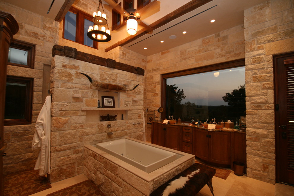 Ispirazione per una stanza da bagno rustica con ante in legno bruno, vasca da incasso e doccia aperta