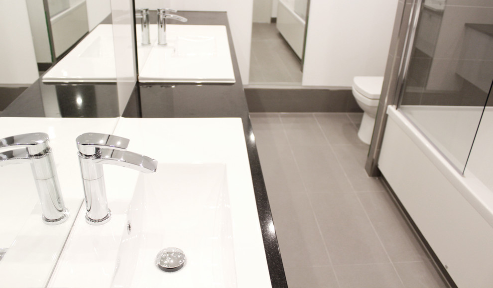 Пример оригинального дизайна: главная ванная комната среднего размера в стиле модернизм с открытым душем, инсталляцией, серой плиткой, керамогранитной плиткой, белыми стенами, полом из керамогранита, подвесной раковиной и столешницей из искусственного кварца