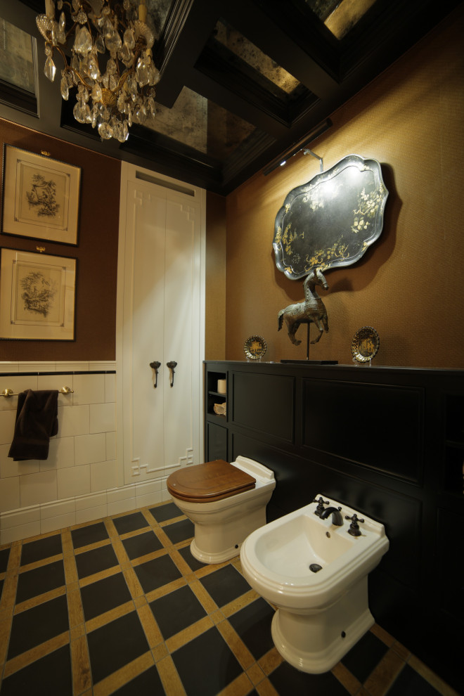 Cette photo montre un grand WC et toilettes éclectique avec un bidet, un carrelage orange, des carreaux de porcelaine, un mur marron, un sol en carrelage de céramique et un sol noir.