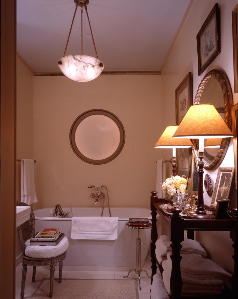 Klassisches Badezimmer mit Sockelwaschbecken und freistehender Badewanne in New York