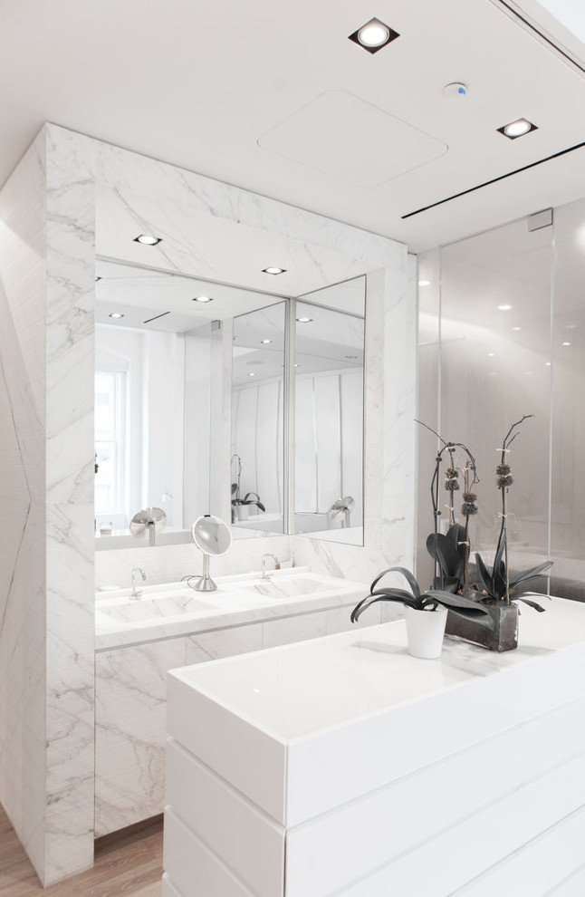На фото: ванная комната в современном стиле с плоскими фасадами, белыми фасадами, белой плиткой, паркетным полом среднего тона и душем в нише с