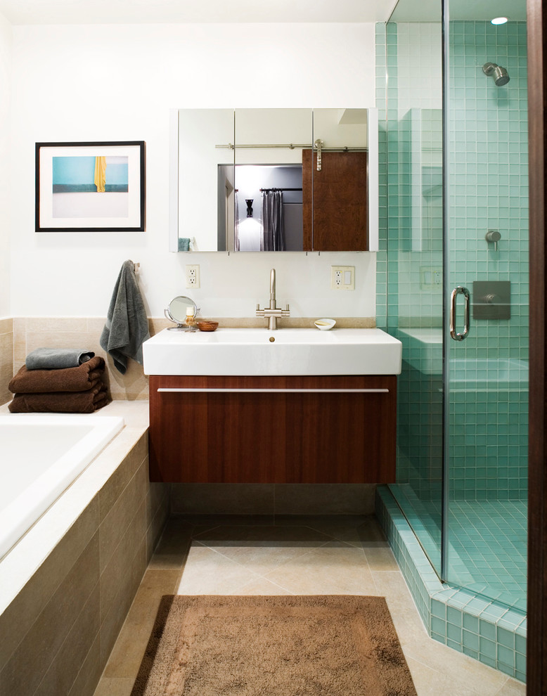 Idéer för ett mellanstort eklektiskt en-suite badrum, med ett väggmonterat handfat, släta luckor, skåp i mörkt trä, ett platsbyggt badkar, en hörndusch, blå kakel, glaskakel, vita väggar, klinkergolv i keramik och bänkskiva i akrylsten