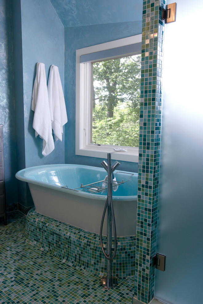 Immagine di una stanza da bagno contemporanea con vasca freestanding, piastrelle blu, piastrelle a mosaico e pavimento con piastrelle a mosaico