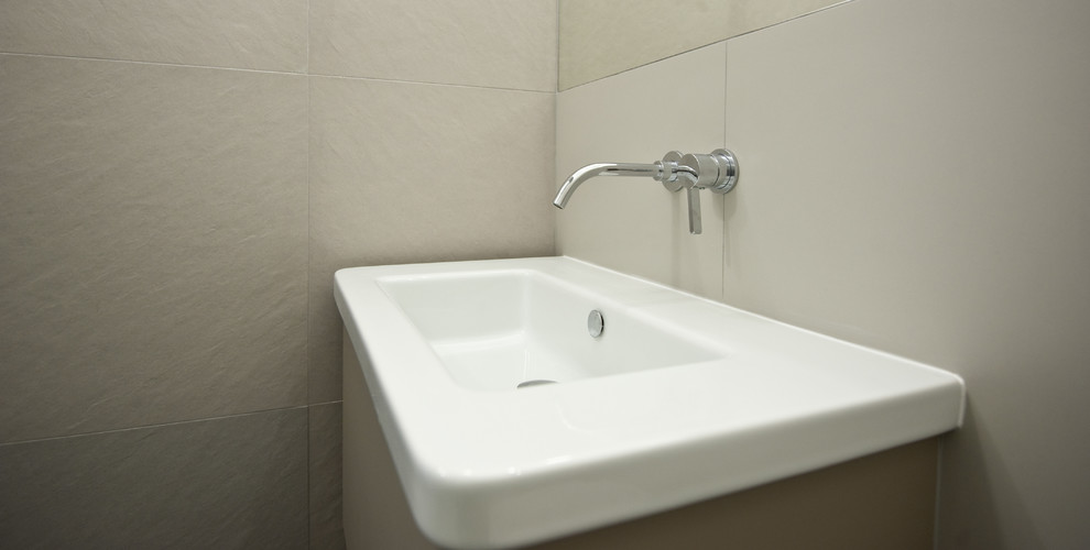 Inspiration för små moderna badrum med dusch, med släta luckor, beige skåp, en hörndusch, en vägghängd toalettstol, grå kakel, keramikplattor, vita väggar, klinkergolv i keramik och ett väggmonterat handfat
