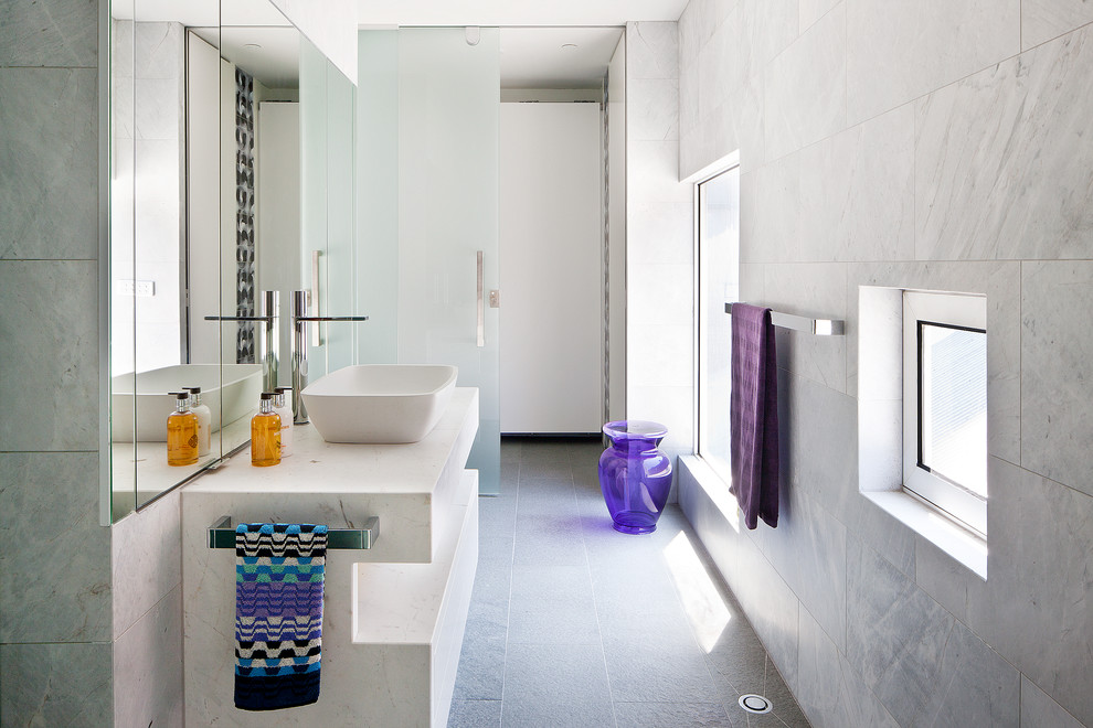 Foto de cuarto de baño largo y estrecho contemporáneo con lavabo sobreencimera