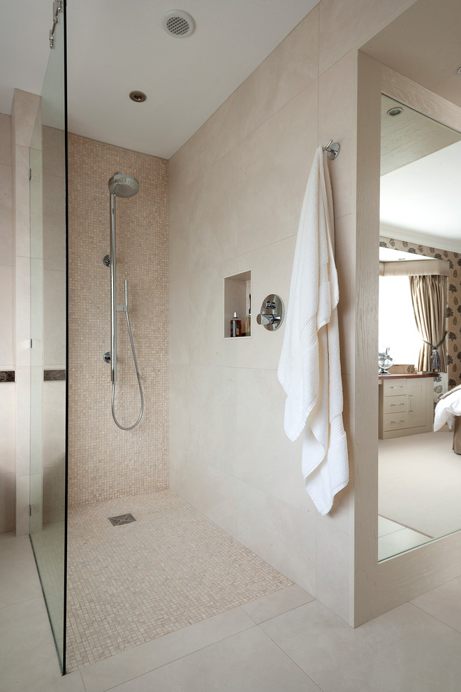 Esempio di una piccola stanza da bagno padronale moderna con ante in legno bruno, doccia aperta, piastrelle beige, piastrelle in travertino e top beige