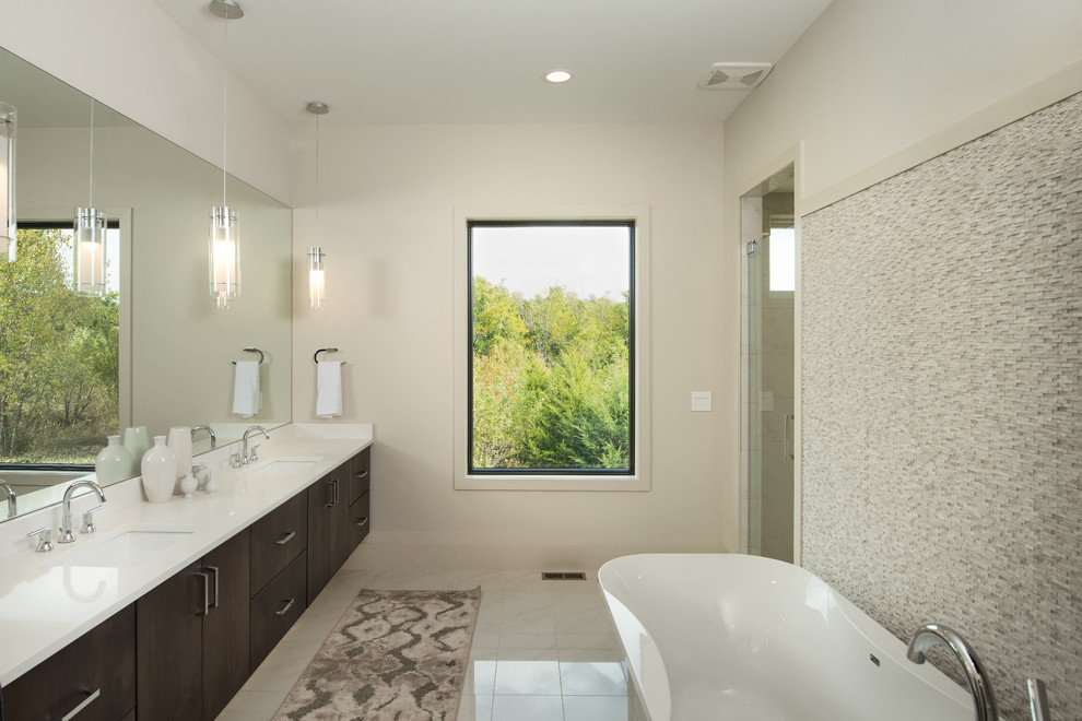Exemple d'une grande douche en alcôve principale tendance en bois foncé avec un placard à porte plane, une baignoire indépendante, un carrelage beige, mosaïque, un mur beige, un sol en marbre, un lavabo encastré et un plan de toilette en surface solide.