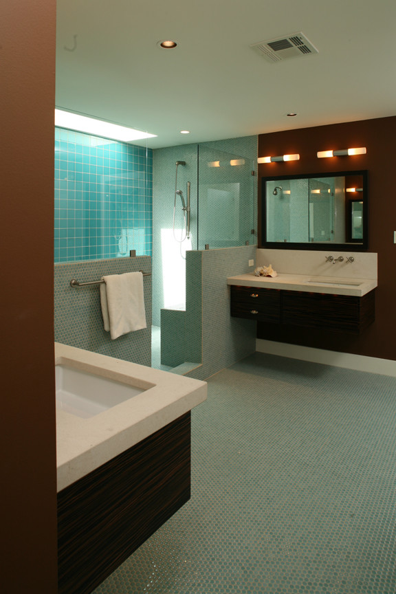 Источник вдохновения для домашнего уюта: ванная комната среднего размера в современном стиле с плоскими фасадами, темными деревянными фасадами, душем в нише, синей плиткой, плиткой мозаикой, коричневыми стенами, полом из мозаичной плитки, душевой кабиной, врезной раковиной и столешницей из известняка