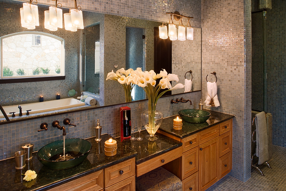 Mediterranes Badezimmer mit Granit-Waschbecken/Waschtisch und Mosaikfliesen in Austin
