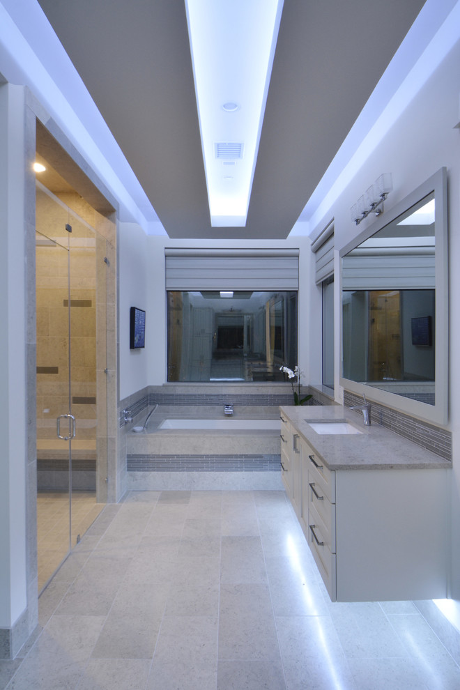 Пример оригинального дизайна: главная ванная комната в современном стиле с бежевыми стенами