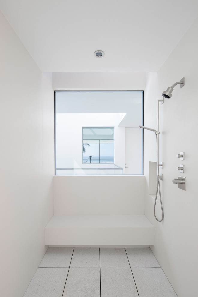 Imagen de cuarto de baño principal moderno de tamaño medio con ducha empotrada y ventanas