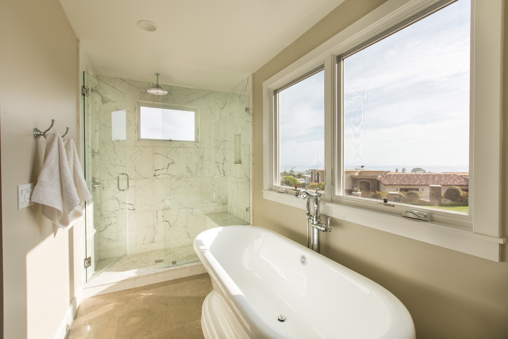 Foto di una piccola stanza da bagno padronale stile marino con vasca freestanding, doccia aperta, WC monopezzo, pareti bianche, pavimento in pietra calcarea, lavabo sottopiano e top in marmo