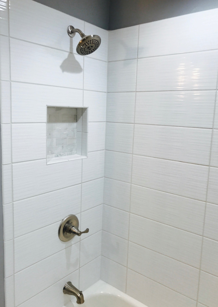 Aménagement d'une salle de bain moderne de taille moyenne pour enfant avec un carrelage blanc, des carreaux de céramique, un mur gris, un sol en carrelage de porcelaine, un plan de toilette en marbre, un sol blanc et un plan de toilette blanc.