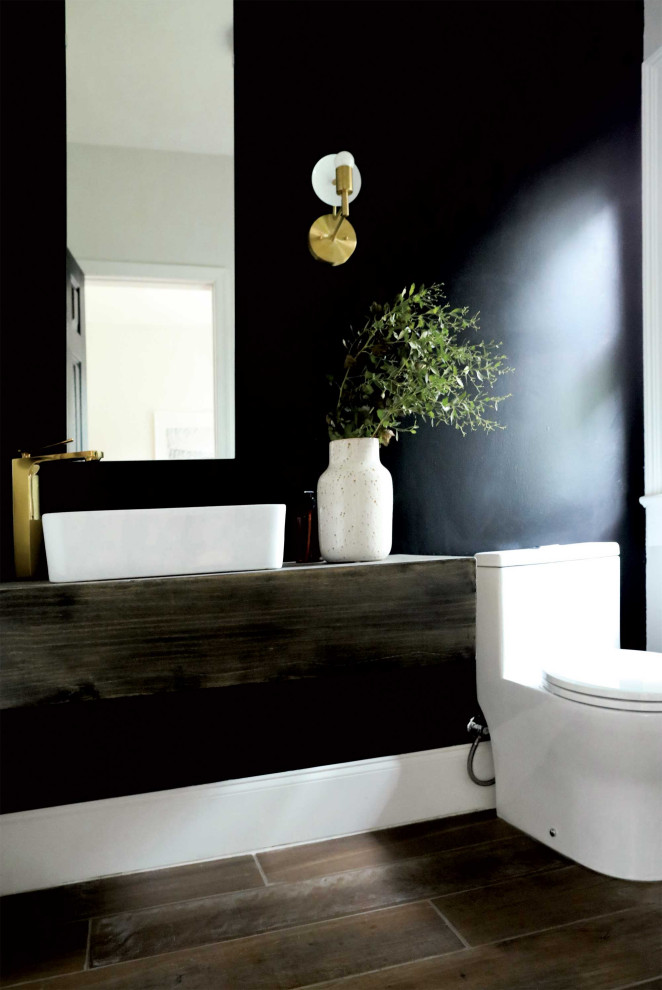 Idée de décoration pour une petite salle d'eau design en bois brun avec un placard en trompe-l'oeil, un mur noir, un sol en carrelage de porcelaine, un lavabo intégré, un plan de toilette en bois, un sol marron, un plan de toilette marron, meuble simple vasque et meuble-lavabo suspendu.