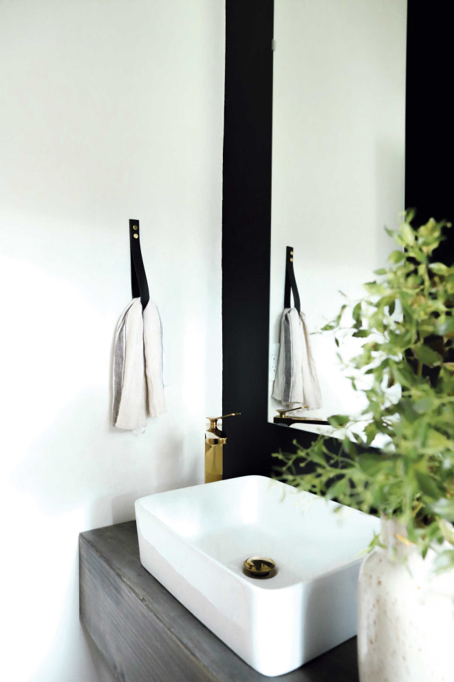 Foto på ett litet funkis brun badrum med dusch, med möbel-liknande, skåp i mellenmörkt trä, svarta väggar, klinkergolv i porslin, ett integrerad handfat, träbänkskiva och brunt golv